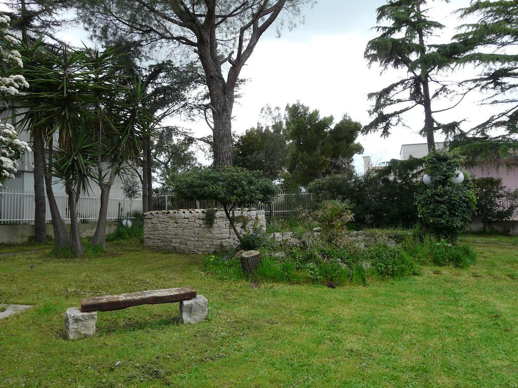 B&B Villa Garden Μπισέλιε Εξωτερικό φωτογραφία